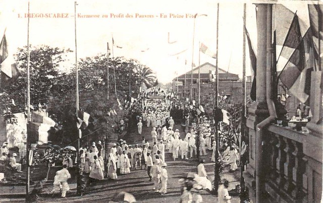 Kermesse « au profit des pauvres » dans la rue Colbert au début du XXème siècle