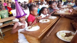 Un déjeuner pour les 1600 enfants à la grande salle de la mairie d'Antsiranana