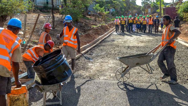 Pour constater l’avancée des travaux de réhabilitation de quatre rues de la ville, le ministre des travaux publics, Roland Ratsiraka était à Antsiranana le 11 décembre