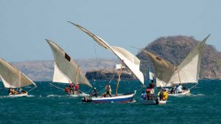 Les bateaux contournent l’île des Aigrettes et prennent la direction de la plage d’Ampasijoby dans la Baie du Tonnerre où les participants doivent récupérer un premier drapeau numéroté