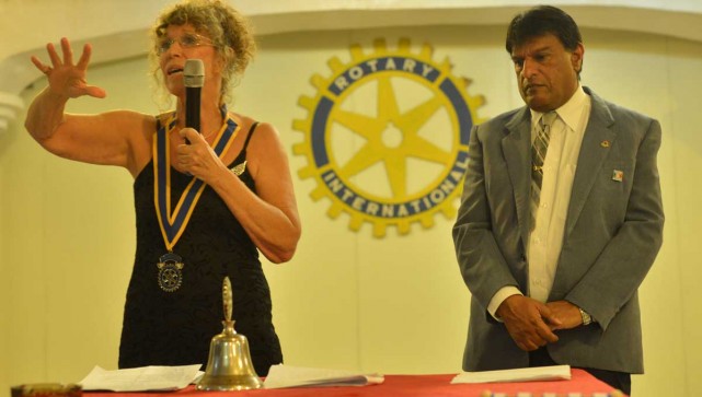 Danielle Gouault, présidente du Rotary Club Diego Le Pain de Sucre pour le mandat 2014-2015 accompagnée du président sortant Mohanlal Rajindre, dit Yash