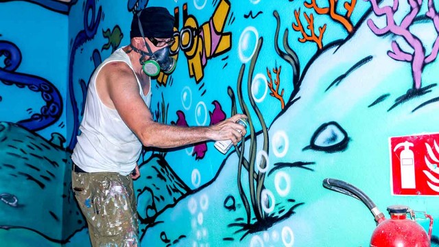 Jace a notamment travaillé sur la création d’une fresque géante dans le hall de l’Alliance et a animé des ateliers graffiti avec des jeunes artistes locaux