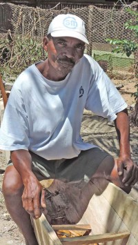 Ranaivo Jean Claude, charpentier de marine autodidacte à Ramena