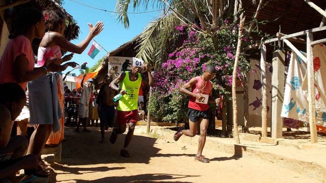 L'arrivée de Randraniel Radiaval Dacy, dit Enel, vainqueur du trail de 30 km dans le village d'Ampangorina à Nosy Komba