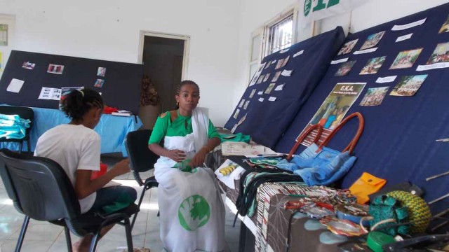 Les activités ne s’arrêtent pas à la formation à la couture, elles s’étendent au recyclage de papier, des noix de coco, la peinture et l’agro-alimentaire