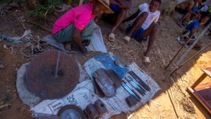 Le matériel d’orpaillage (battées, masses, pelles, marteaux, burins) est fabriqué sur place et vendu sur le marché de Betsiaka Le matériel d’orpaillage (battées, masses, pelles, marteaux, burins) est fabriqué sur place et vendu sur le marché de Betsiaka