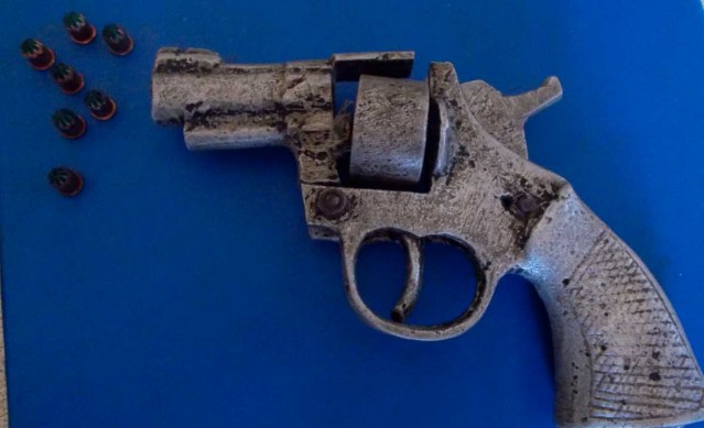 Une arme à feu de fabrication artisanale avec douze balles sans projectiles ont été découverts.s 
