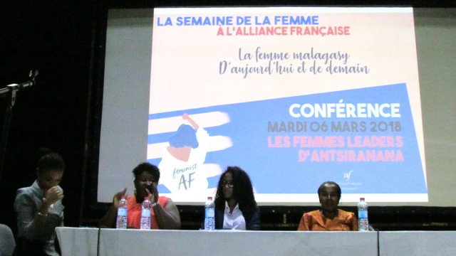 Une conférence était organisée pour informer et discuter des conditions des femmes dans l’art et les postes de décision