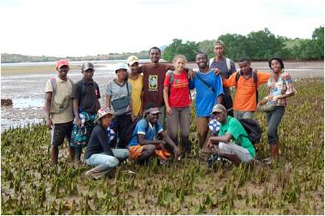 Treize étudiants de l'Université Nord Antsiranana en formation sur la mangrove