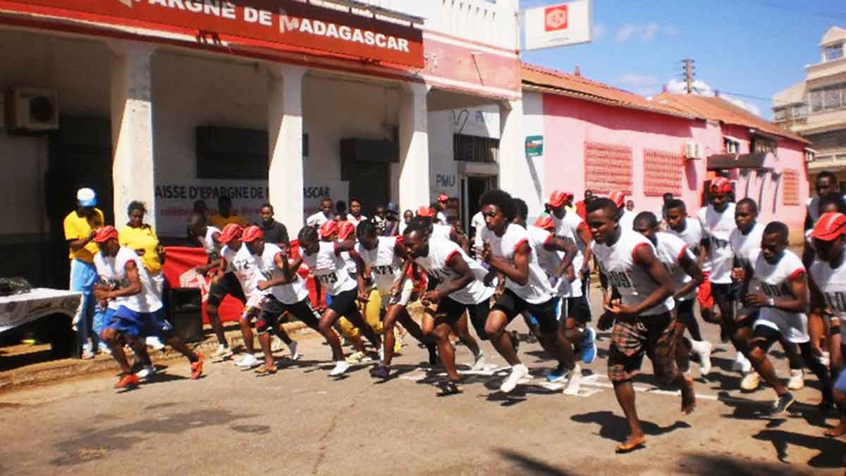 Dans le cadre de la célébration de la Journée Mondiale de l’Épargne, la Caisse d’Epargne de Madagascar a organisé une course pédestre dans les rues de la ville d'Antsiranana
