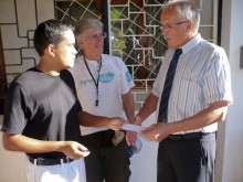 Les représentant des parents d'élèves remettent une lettre au Consul de France à Diego Suarez