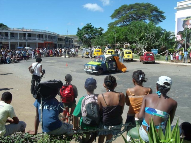 50 ans de la 4l à Madagascar : les photos du défilé concours
