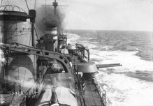 Les canons de 164 cm du croiseur Jules Ferry en 1914