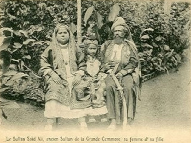  Saïd Ali ben Saïd Omar, Sultan de la Grande Comore avec sa femme et sa fille
