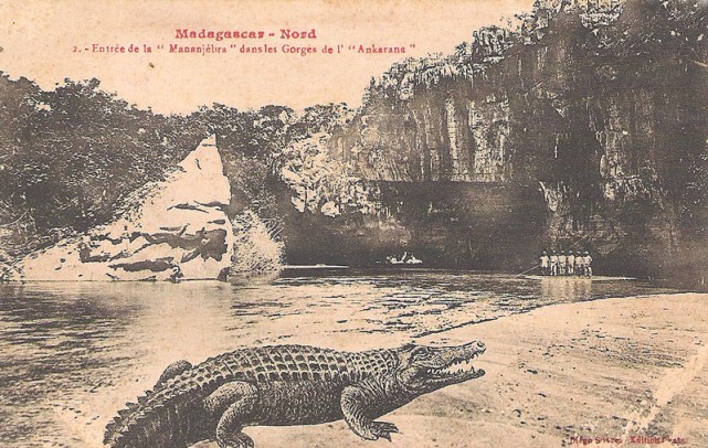 Carte postale truquée montrant un crocrodile devant l'entrée des gorges de l'Ankarana