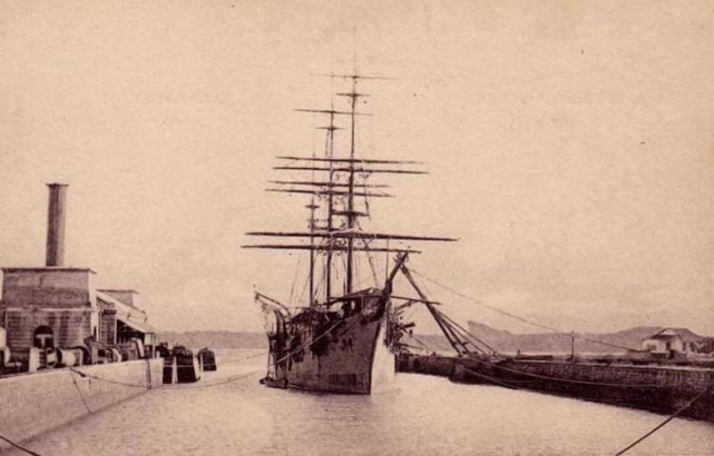 le Vaucluse, aviso de transport de 1 600 tonneaux est le premier navire à entrer dans la forme de radoub le 17 mars 1916
