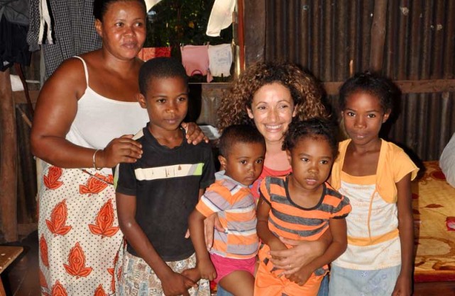 Visite de la chanteuse réunionnaise IZA aux enfants de Cœur et Conscience