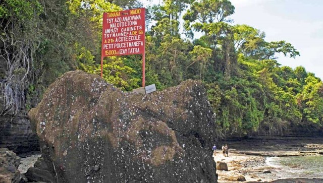 Panneau de sensibilisation  Tanana Madio sur la plage d'Ambatoloaka