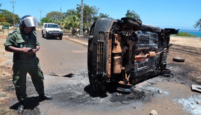 Epave de la voiture incendiée par des étudiants de l'Université Nord Antsiranana