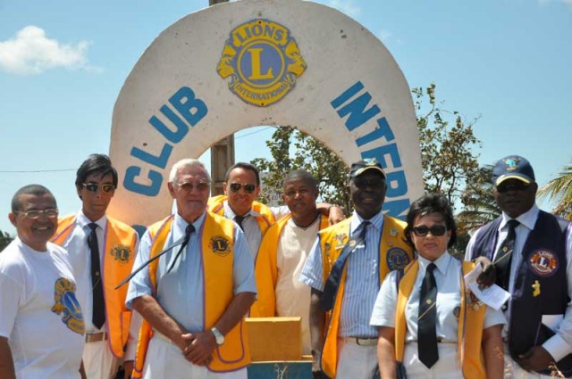 Les membres du Lions Club Diego Suarez en compagnie du Gouverneur du District 403-B
