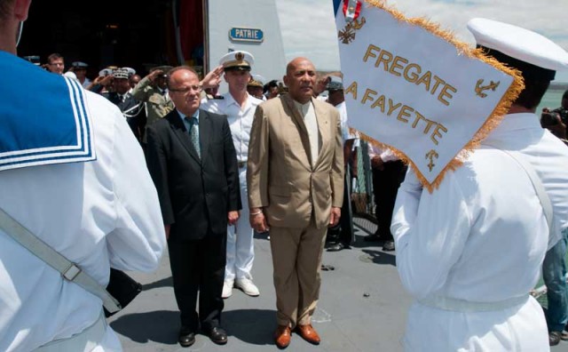 Le Premier Ministre du Gouvernement d'union nationale de la Transition de Madagascar, M. Jean Omer Beriziky, et l' Ambassadeur de France à Madagascar, Mr Jean-Christophe Belliard, reçoivent les honneurs du Piquet à bord de la frégate La Fayette