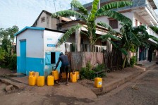 Borne fontaine au coin des rues des Comores et de Fianarantsoa