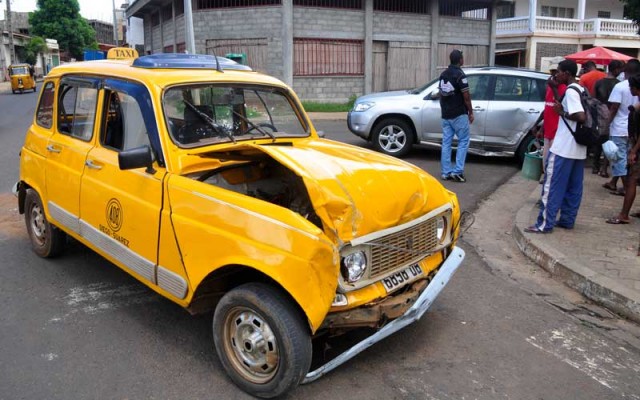 Le taxi Renault 4L a subi d'importants dégâts matériels