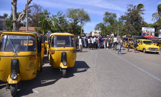 Les conducteurs de taxi moto de Diego Suarez ont investi la place de l'Indépendance