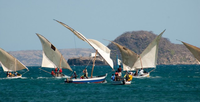 Empoignade sans pitié au virement de bord pendant les régates Bangra, dans la Baie de Diego Suarez