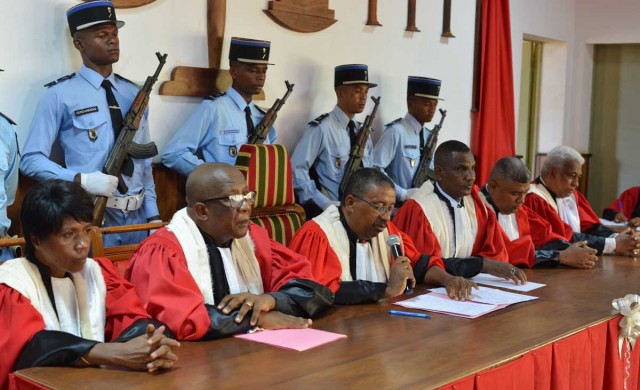 Tongalaza Julien (au centre), président de la Cour d'Appel d'Antsiranana 