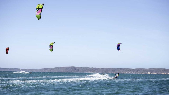 Les kitesurfeurs du Kite contest 2ème édition en action devant Ramena