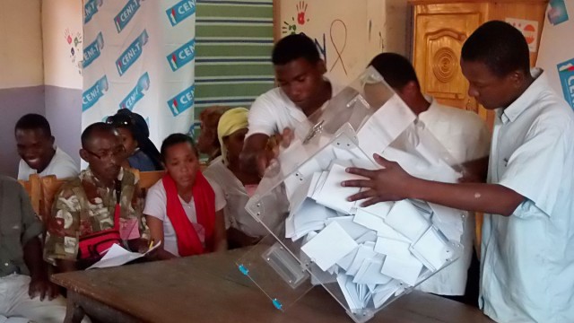 Dépouillement des votes dans un bureau d'Antsiranana