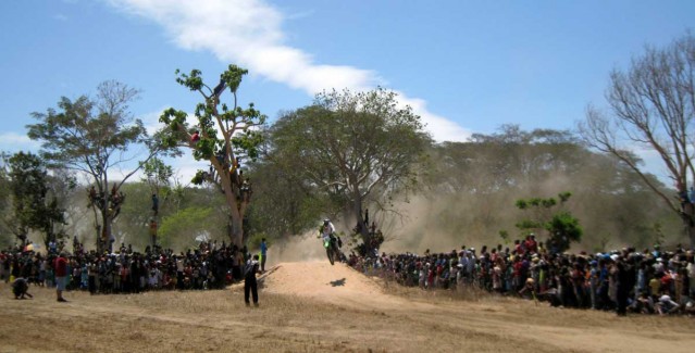 Un public nombreux est venu assiter à la course moto d' Ambanja