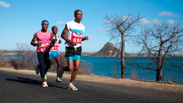 Baobabs et Pain de Sucre comme décor pour le marathon de Diego Suarez