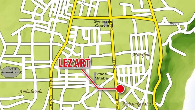 L’atelier Lez’Art est situé au bord de la RN6 à Diego Suarez, en face du stade Mitabe.