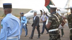 Arrivée du Président de la République sur le tarmac de l'aéroport d'Arrachart