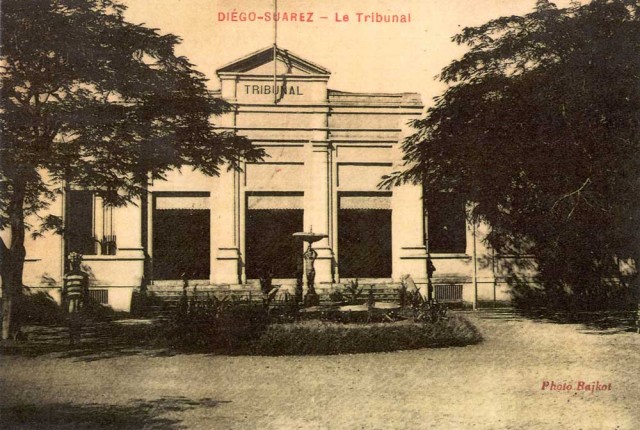 Le Tribunal de Diego Suarez bâti en 1907 - 1908 abrite toujours de Tribunal d’Instance et la Cours d’Assises de la ville