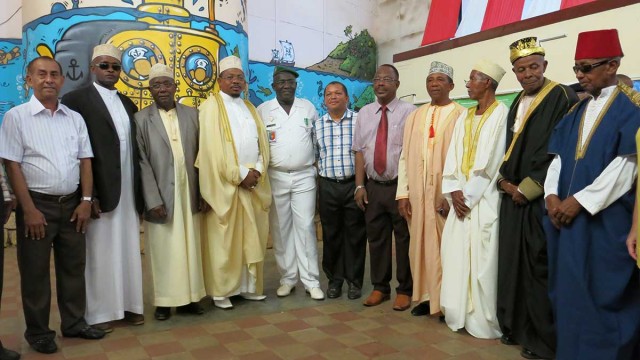 Ahmad Aly Mohamed (au centre) décoré la Croix de Chevalier de l'Ordre de l’Etoile de la Grande Comore, en présence de la diaspora comorienne