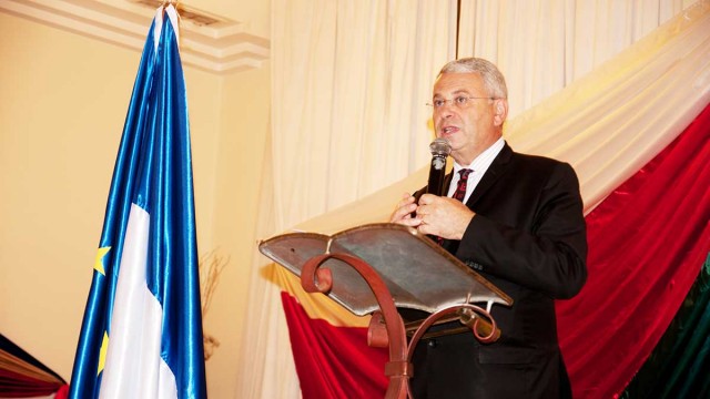 M. l’Ambassadeur de France à Madagascar, son Excellence M. François Goldblatt, lors de son allucotion devant la communauté française de Diego Suarez le jeudi 20 novembre au Grand Hôtel