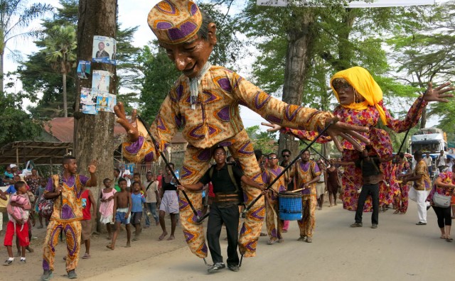 La parade déambulatoire avec les emblématiques marionnettes géantes, Monique et Jeannot remporte toujours un énome succès dans les différentes villes de la tournée