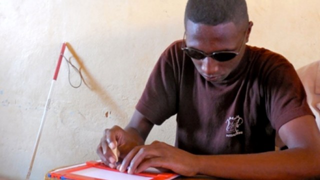 Pour ces jeunes malvoyants la capacité de lire et écrire le braille représente la clef de l'alphabétisation, la voie vers l'emploi et l'autonomie.