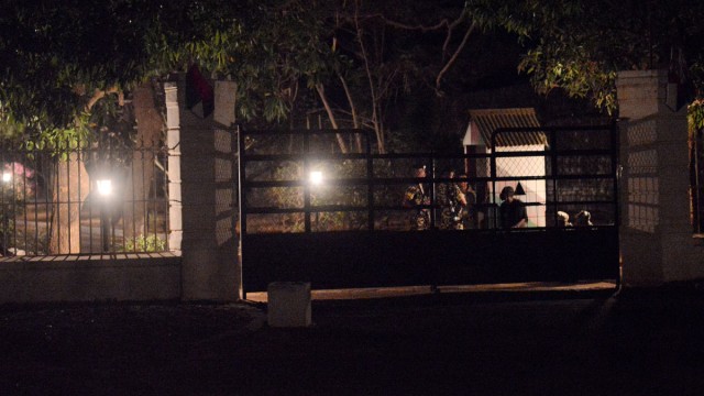 Les militaires gardent l'entrée de la résidence où est arrivé Marc Ravalomanana - Photo : Fita