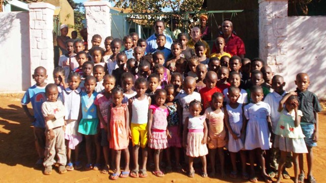 L’association humanitaire «les accidentés de la vie»  a pris en charge les frais de scolarité des enfants les plus démunis du quartier Morafeno.