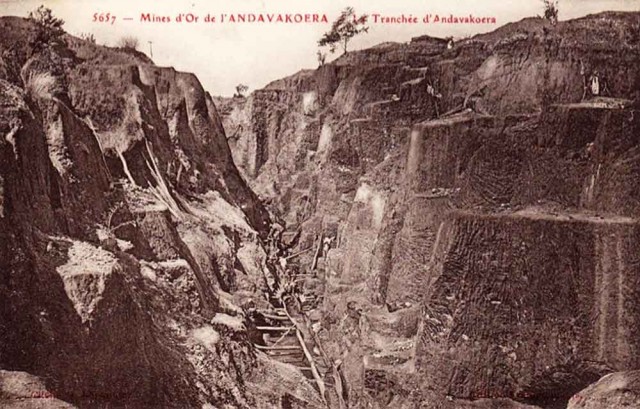 La tranchée de la mine d’Andavakoera pendant les grandes heures de l’extraction