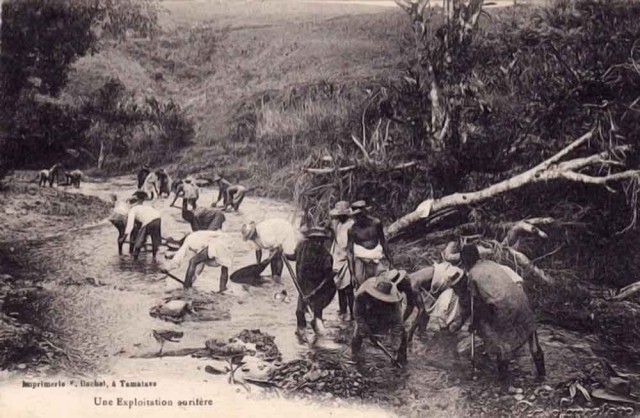 Une exploitation aurifère à Madagascar au début du XXème siécle