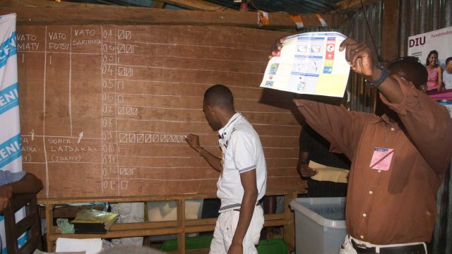 Dépouillement du scrutin de l'élection municipale dans le bureau du fokontany de Mangarivotra à Diego Suarez dans la soirée du 31 juillet 