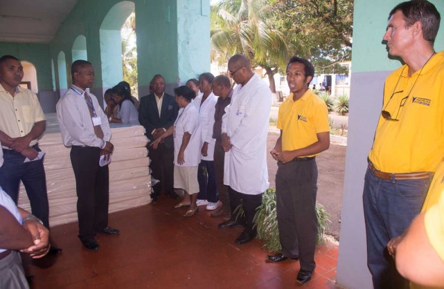 La remise des matelas s'est déroulée dans la matinée du 3 août à l'hôpital be, en présence des représentants de la société Vitafoam et du personnel hospitalier