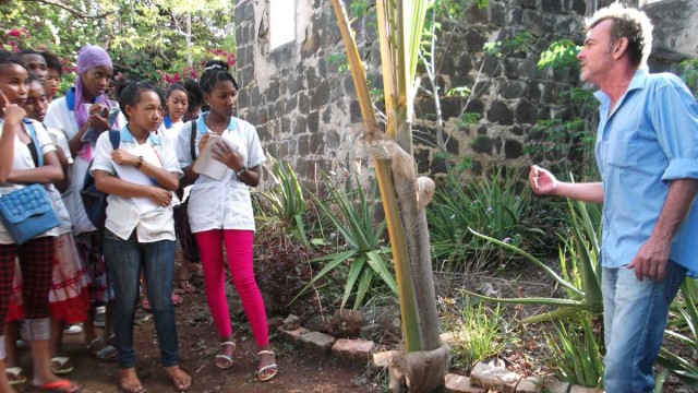 Xavier Fesneau, responsable du Jardin Tropical, fait découvrir les vertus médicinales des plantes aux élèves de Diego Suarez