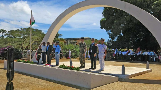Les autorités civiles et militaires locales étaient présentes lors de la commémoration du 8 mai au cimetière militaire français de Diego Suarez