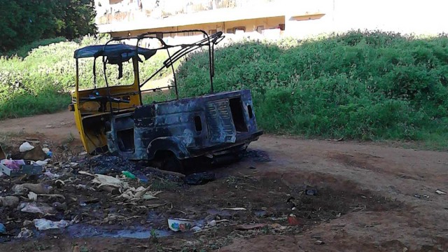 Un taxi moto incendié par les étudiants grévistes de l'UNA